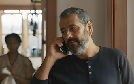 O ator Marcos Palmeira como José Inocêncio falando ao celular em cena de Renascer