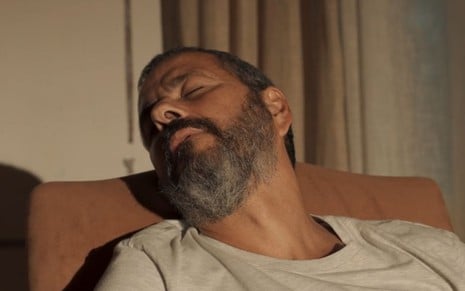 O ator Marcos Palmeira caracterizado como José Inocêncio dorme em cena de Renascer