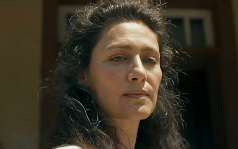 A atriz Maria Fernanda Cândido caracterizada como Cândida em cena de Renascer