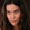 A atriz Theresa Fonseca chora e está em close em cena da novela Renascer, da Globo, como Mariana