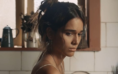 Theresa Fonseca caracterizada como Mariana; ela exprime incômodo em cena de Renascer