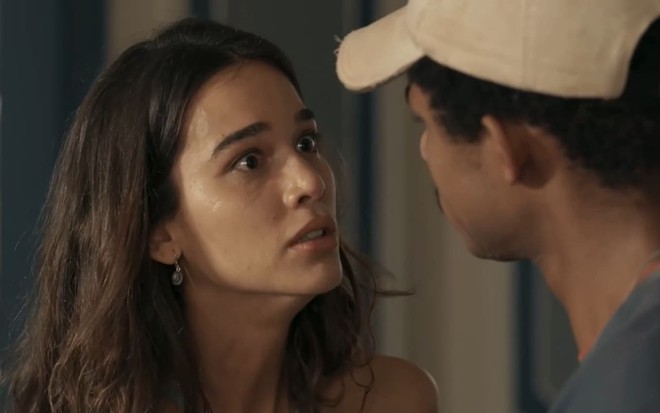 Theresa Fonseca caracterizada como Mariana; ela está tensa em cena de Renascer