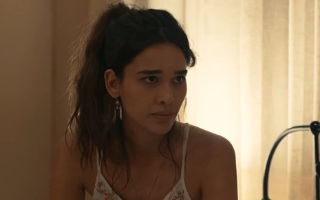 Theresa Fonseca caracterizada como Mariana; ela exprime agonia em cena de Renascer