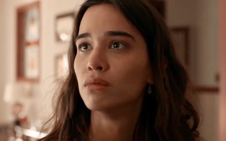 Theresa Fonseca está com olhos lacrimejando em cena da novela Renascer como Mariana