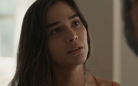 Theresa Fonseca caracterizada como Mariana; o semblante exprime agonia em cena de Renascer