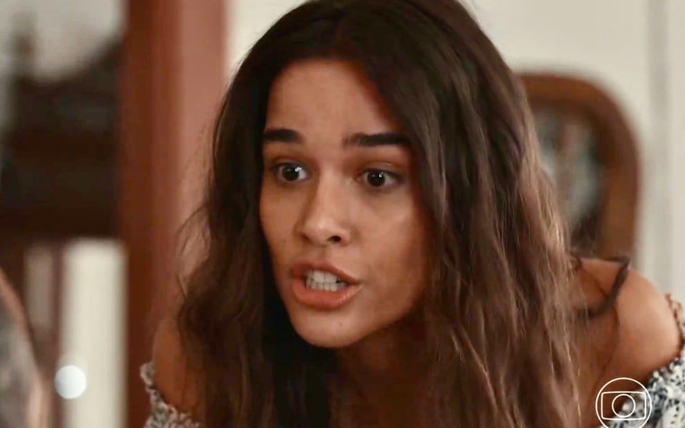 A atriz Theresa Fonseca está brava em cena da novela Renascer como a personagem Mariana