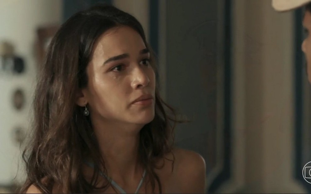 Theresa Fonseca chora em cena de Renascer na pele da personagem Mariana