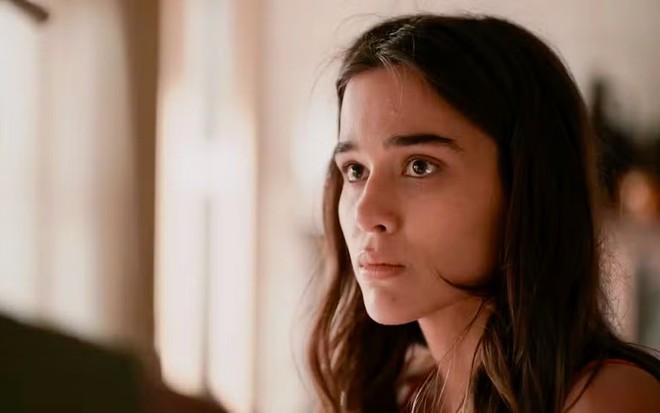 A atris Theresa Fonseca está entristecida em cena da novela Renascer, da Globo, como Mariana