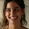 Theresa Fonseca sorri, sem graça, em cena da novela Renascer, da Globo
