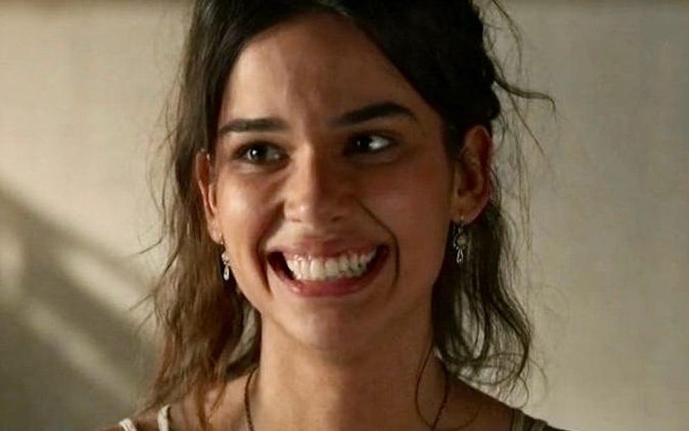 Theresa Fonseca sorri, sem graça, em cena da novela Renascer, da Globo