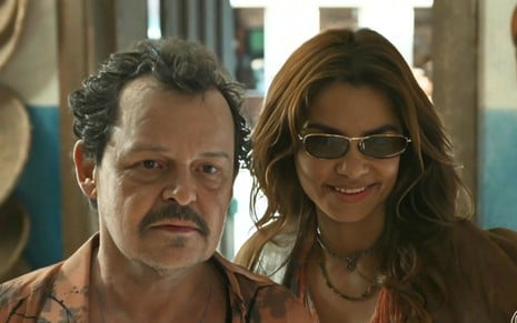 Matheus Nachtergaele como Noberto ao lado de Lucy Alves, a Lilith, em cena de Renascer