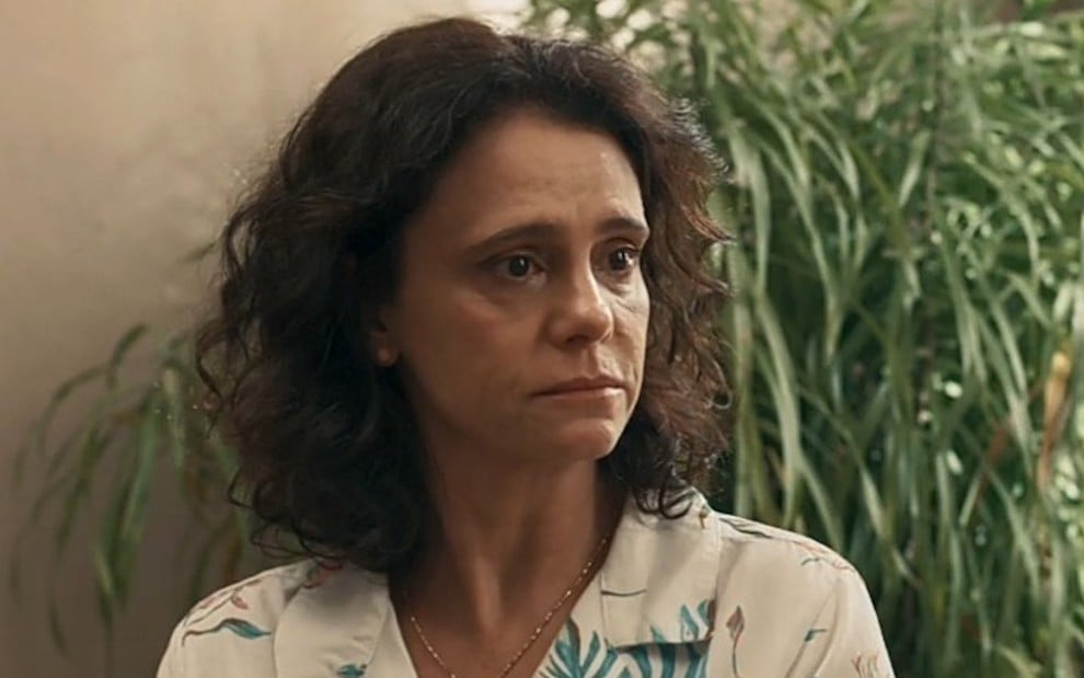 A atriz Malu Galli olha para o lado, séria, em cena da novela Renascer, da Globo, como Meire