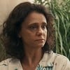 A atriz Malu Galli olha para o lado, séria, em cena da novela Renascer, da Globo, como Meire
