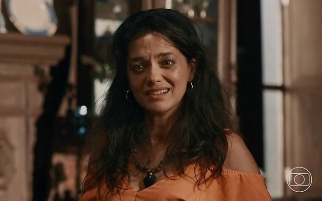 A atriz Ana Cecília Costa está em cena da novela Renascer caracterizada como Morena