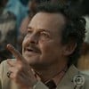 O ator Matheus Nachtergaele está com mão apontando para algo em cena da novela Renascer, da Globo, como Norberto