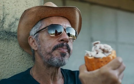 O ator Osvaldo Mil como Marçal comendo frutos de cacau em cena de Renascer