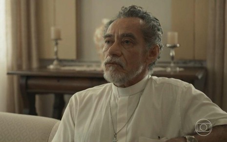 Chico Diaz está em cena de Renascer como padre Santo