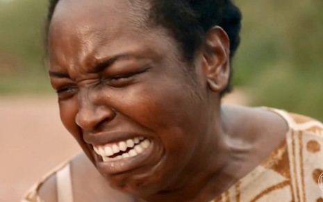 A atriz Belize Pombal chora em cena da primeira fase de Renascer como Quitéria
