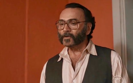 Almir Sater em cena como Rachid na novela Renascer
