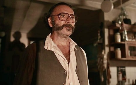 O ator Almir Sater está sério em cena da novela Renascer como Rachid