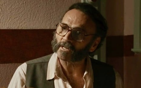 O ator Almir Sater está caracterizado como Rachid em cena da novela Renascer, da Globo