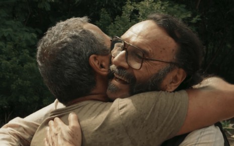 Maarcos Palmeira abraça Almir Sater em cena da novela Renascer, da Globo
