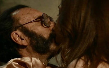 Almir Sater beija Camila Morgado em cena quente da novela Renascer, da Globo