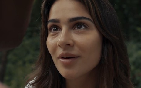 Giullia Buscacio caracterizada como Sandra; ela está boquiaberta em cena de Renascer