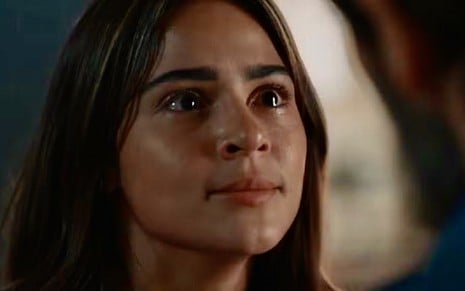 A atriz Giullia Buscacio está em close, com expressão de raiva, em cena da novela Renascer, da Globo