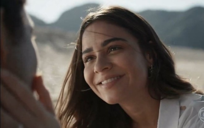 Juan Paiva (cortado na imagem) é encarado por Giullia Buscacio em cena da novela Renascer