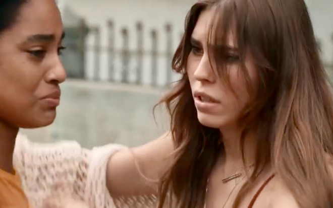 As atrizes Lívia Silva e Gabriela Medeiros estão assustadas e tensas em cena da novela Renascer, como Teca e Buba, respectivamente
