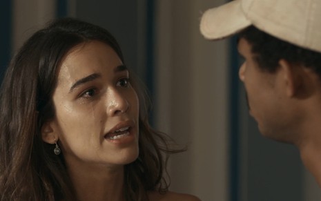 Mariana (Theresa Fonseca) chora diante de João Pedro (Juan Paiva) em cena de Renascer