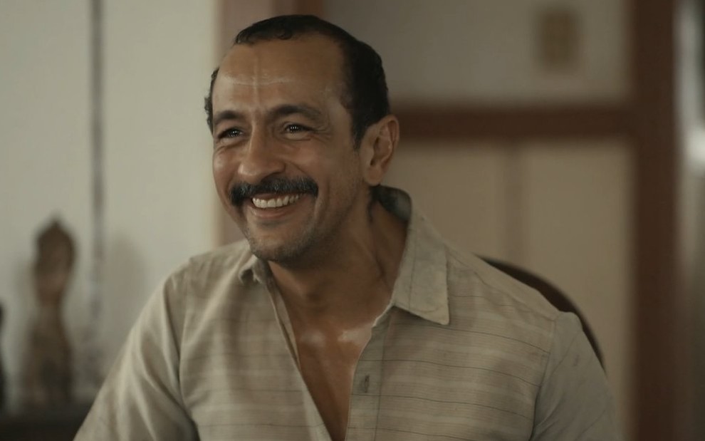 O ator Irandhir Santos está em cena na novela Renascer, da Globo, como o personagem Tião Galinha