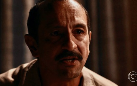 O ator Irandhir Santos está em cena como Tião Galinha na novela Renascer, da Globo