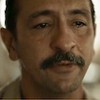 O ator Irandhir Santos está em cena de Renascer chorando na pele de Tião Galinha