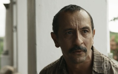 O ator Irandhir Santos está em cena da novela Renascer caracterizado como o personagem Tião Galinha