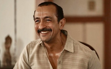 O ator Irandhir Santos está em cena da novela Renascer caracterizado como o personagem Tião Galinha
