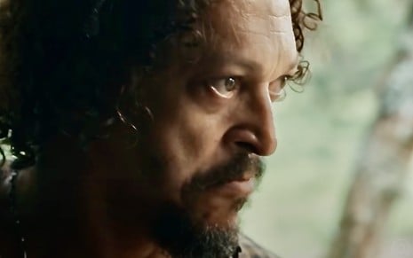 O ator Fabio Lago está de perfil em cena da novela Renascer como o jagunço Venâncio