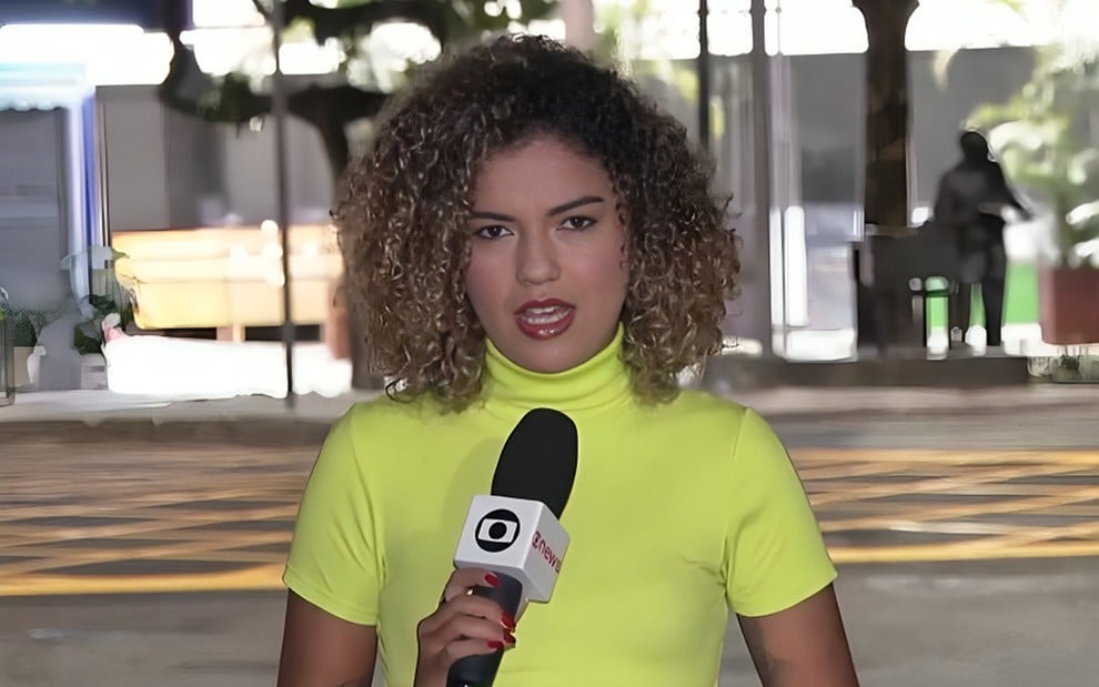 Victória Henrique durante entrada em telejornal da Globo