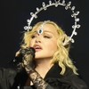 Montagem com fotos de Giullia Buscacio em cena de Renascer e de Madonna no show de Copacabana