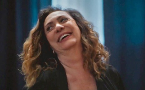 A atriz Eliane Giardini está descontraída, sorrindo, em cena da novela Terra e Paixão como Agatha