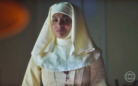 A atriz Barbara Reis está vestida de freira em cena da novela Terra e Paixão na pele da mocinha Aline