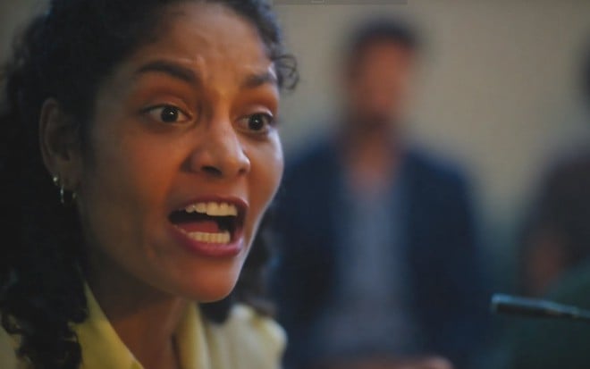 A atriz Barbara Reis está gritando em cena de Terra e Paixão como Aline