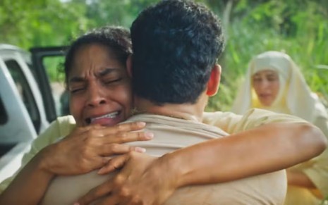 Barbara Reis abraça Cauã Reymond e chora em cena da novela Terra e Paixão, da Globo