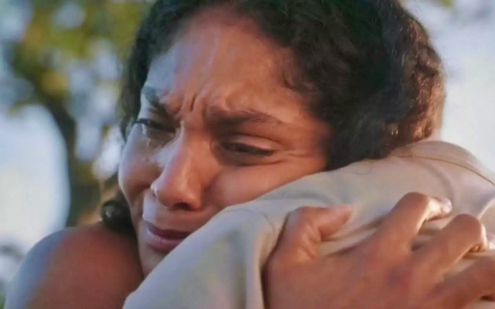 Barbara Reis abraça Cauã Reymond (cortado na imagem) e chora em cena da novela Terra e Paixão, da Globo