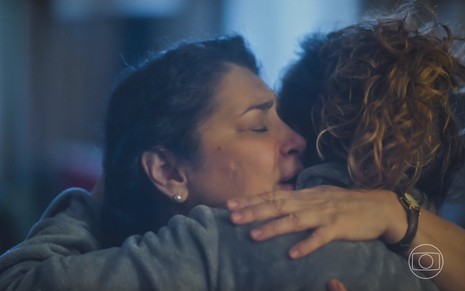A atriz Inez Viana abraça Eliane Giardini em cena da novela Terra e Paixão, da Globo; elas estão caracterizadas como Angelina e Agatha