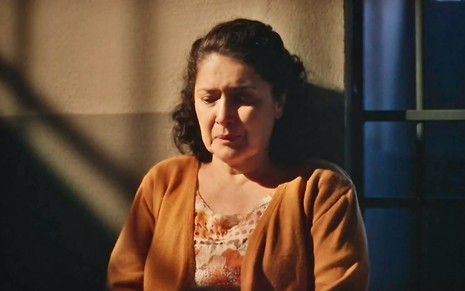 Inez Viana está entristecida em cena da novela Terra e Paixão, na pele da personagem Angelina