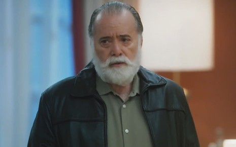 Tony Ramos caracterizado como Antônio La Selva; ele usa camisa e colete pretos e parece transtornado em cena de Terra e Paixão.