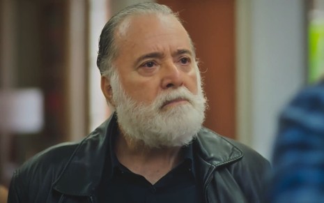 O ator Tony Ramos está caracterizado como Antônio em cena de Terra e Paixão, da Globo