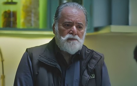 Tony Ramos caracterizado como Antônio La Selva; ele usa uma camisa jeans e um chapéu. O semblante está furioso em cena de Terra e Paixão.